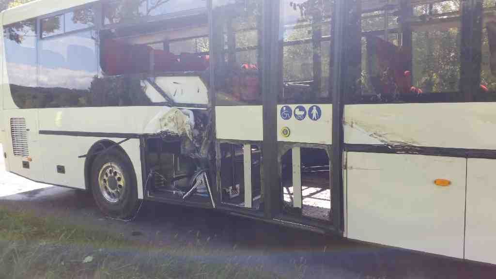 Tři zranění po střetu traktoru s autobusem v Ústí nad Orlicí